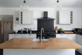 Spacious 4-Bed Cottage with Garden & Pet-Friendly